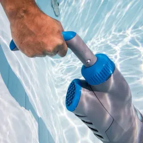 Robot a batería Wet Runner Plus para piscinas elevadas RBR75