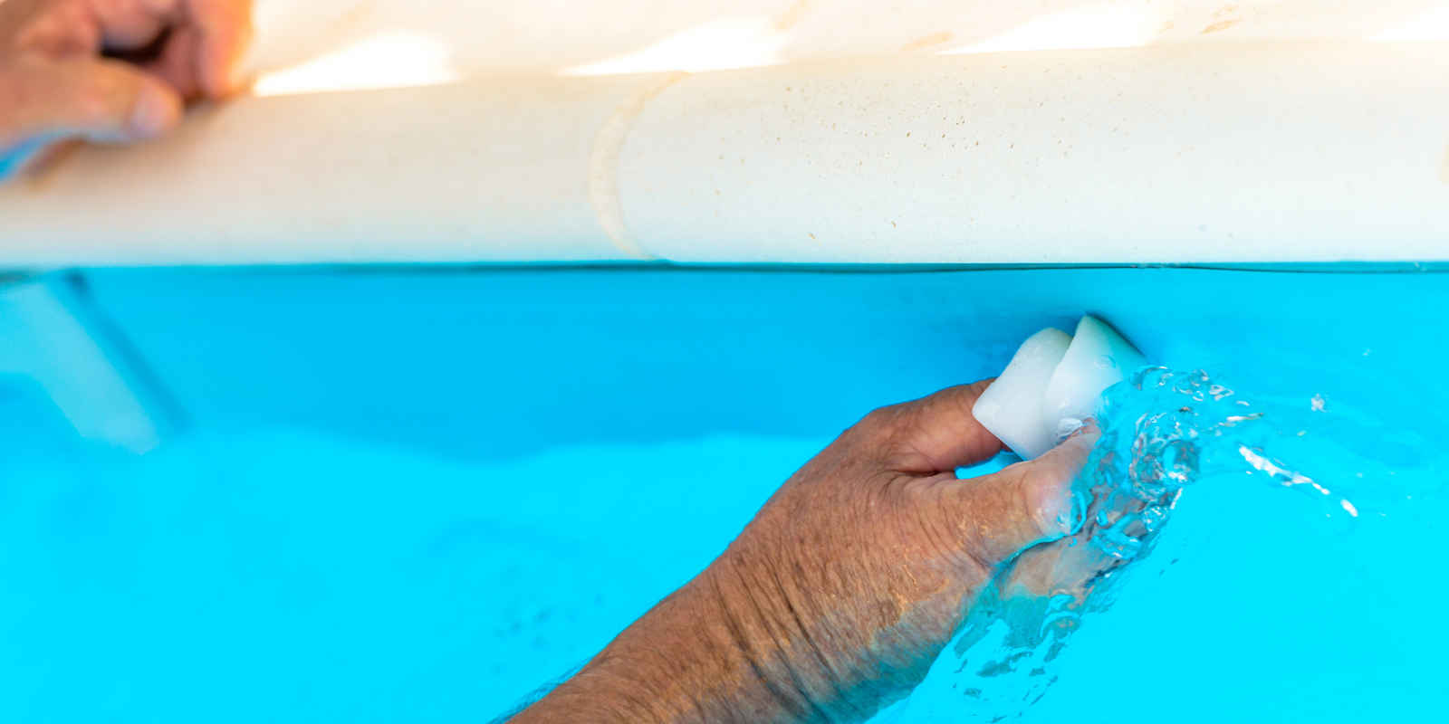 Cómo limpiar la línea de agua de la piscina