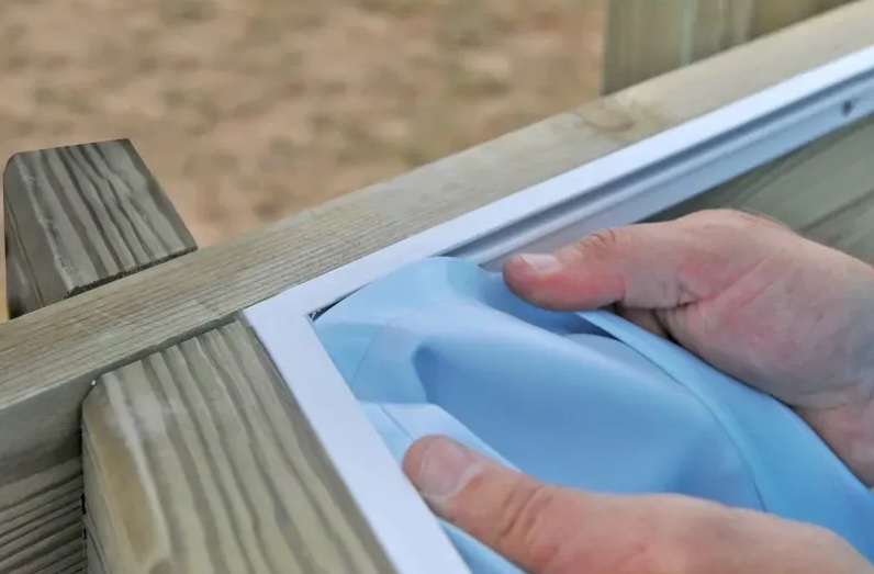 Cómo cambiar el liner de una piscina de madera