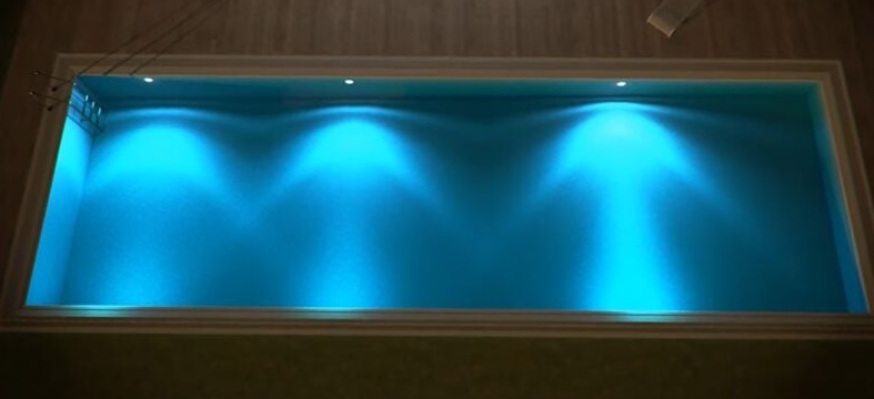 montar foco led piscina madera