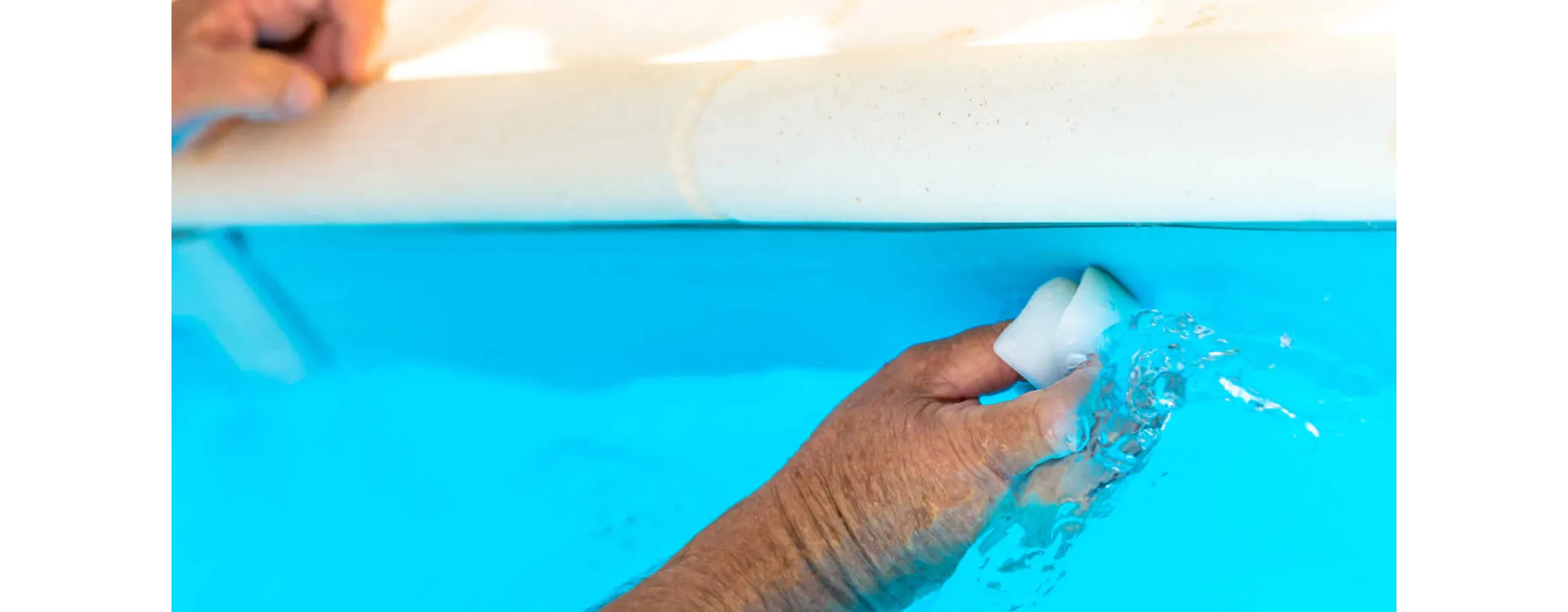 Cómo limpiar la línea de agua de la piscina