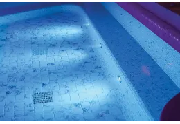 ¿Cómo puedo iluminar mi piscina?