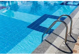 Cómo vaciar una piscina (con o sin bomba de vaciado)