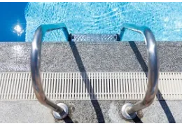 Tipos de escaleras para piscinas