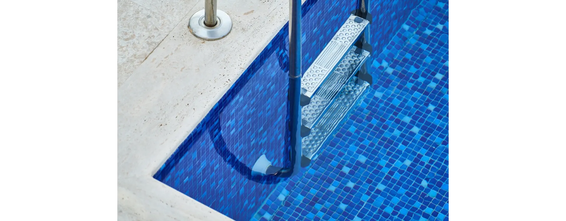 Tipos de escaleras para piscinas